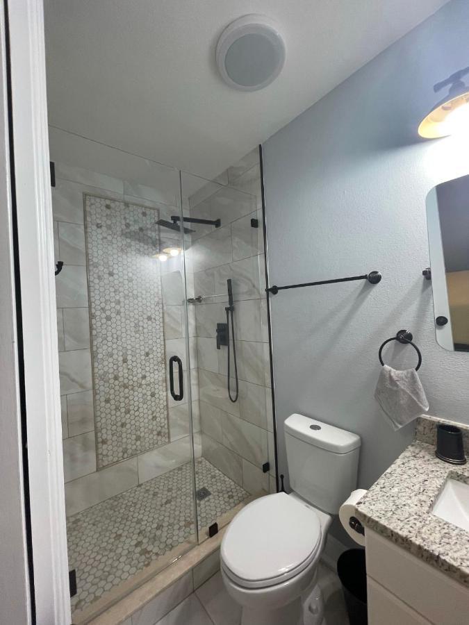 Twelve Oaks Modern Independent Apartment 坦帕 外观 照片